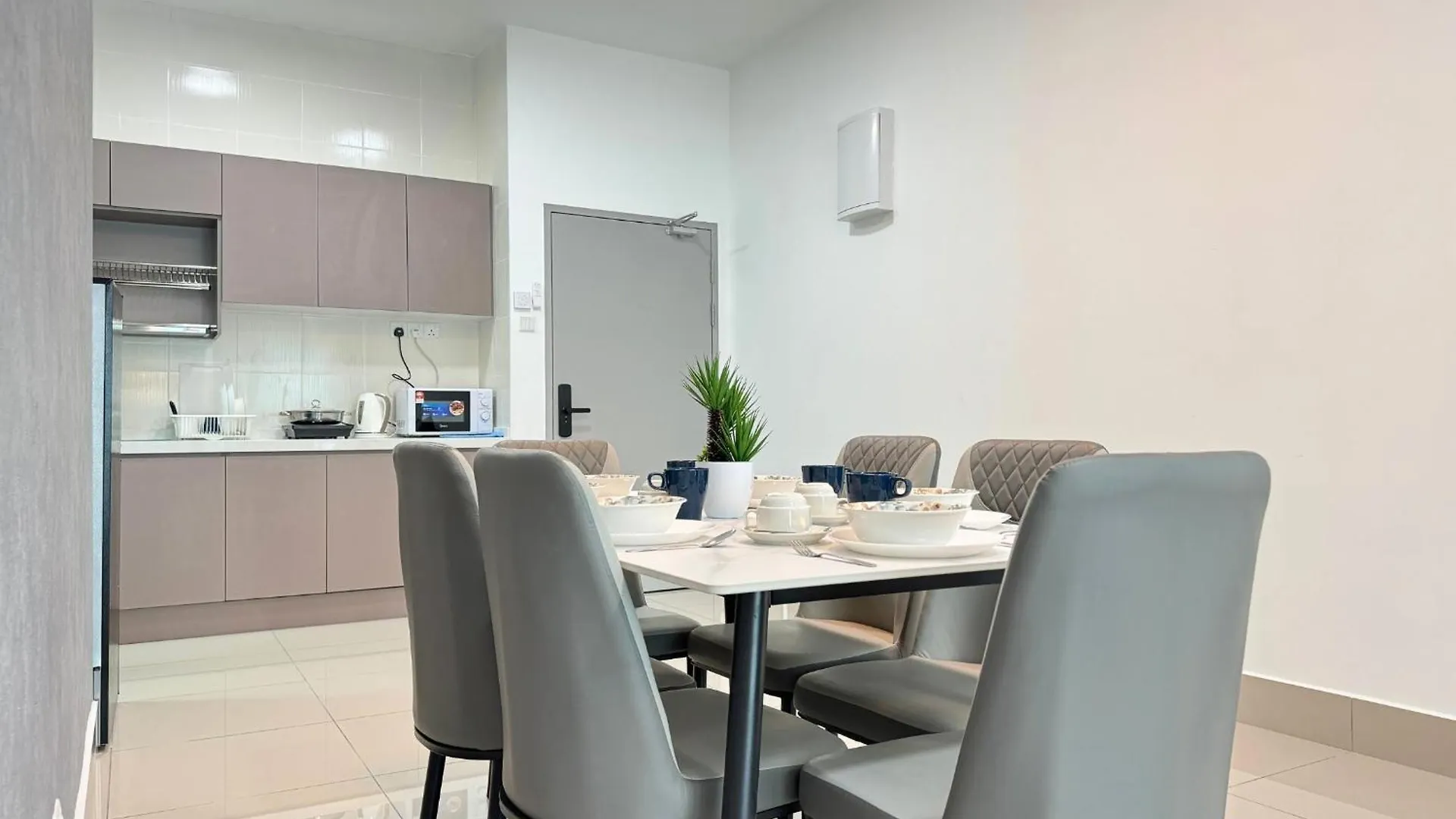 Salak Selatan Pool View With Wifi & Netflix 4Pax Apartment Kuala Lumpur