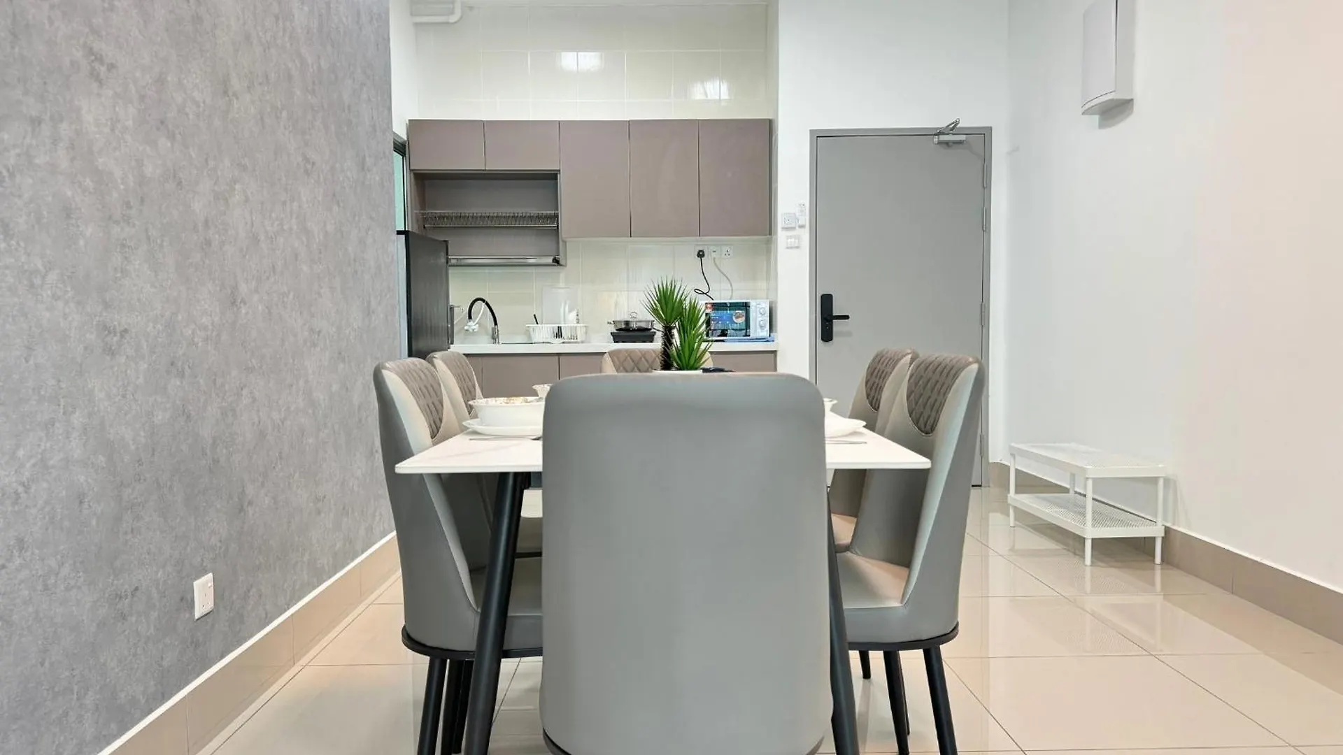 Salak Selatan Pool View With Wifi & Netflix 4Pax Apartment Kuala Lumpur 0*,