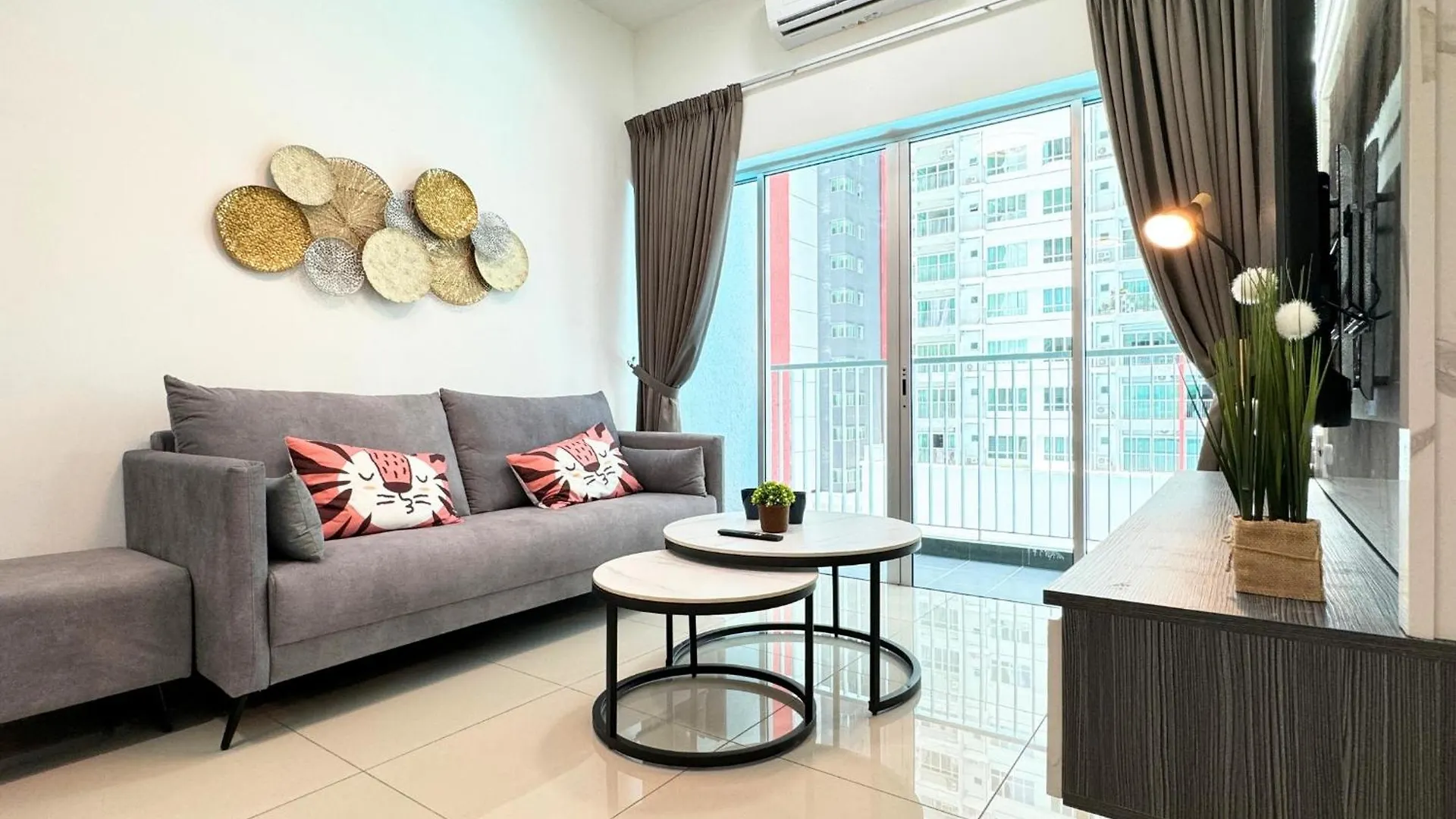 Salak Selatan Pool View With Wifi & Netflix 4Pax Apartment Kuala Lumpur 0*,  Malaysia