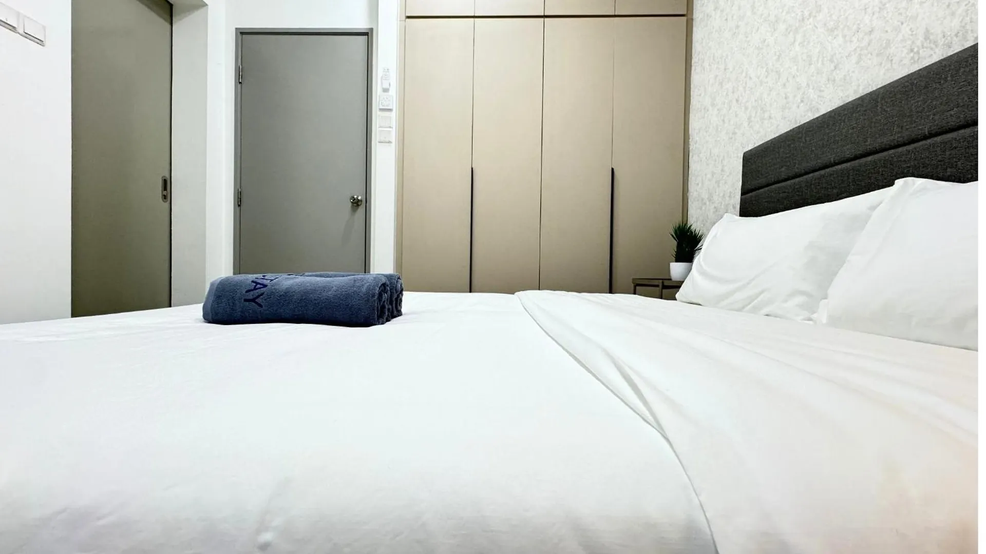 Salak Selatan Pool View With Wifi & Netflix 4Pax Apartment Kuala Lumpur