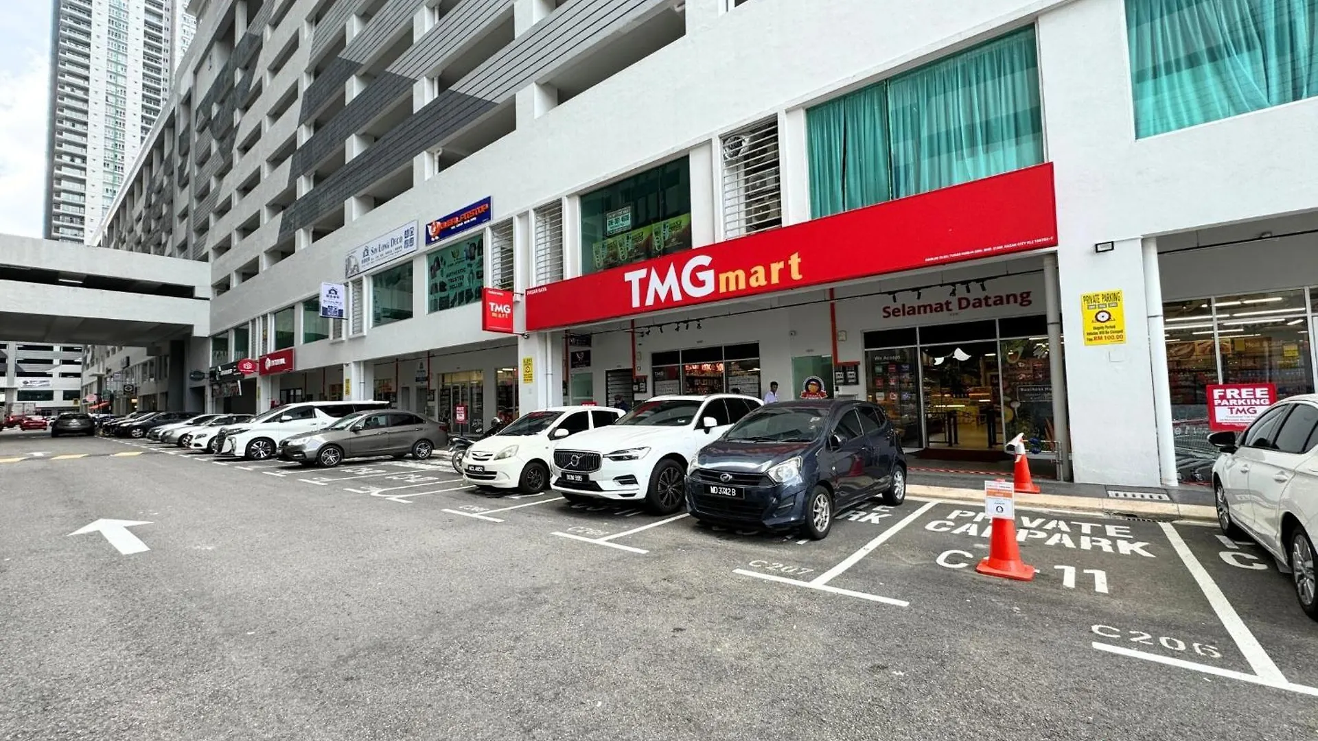 Salak Selatan Pool View With Wifi & Netflix 4Pax Apartment Kuala Lumpur