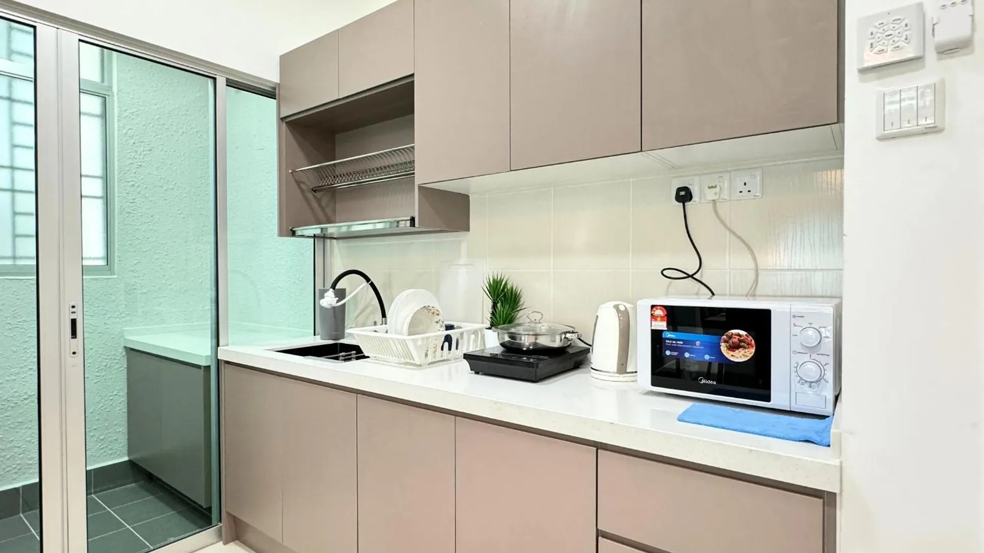 Salak Selatan Pool View With Wifi & Netflix 4Pax Apartment Kuala Lumpur