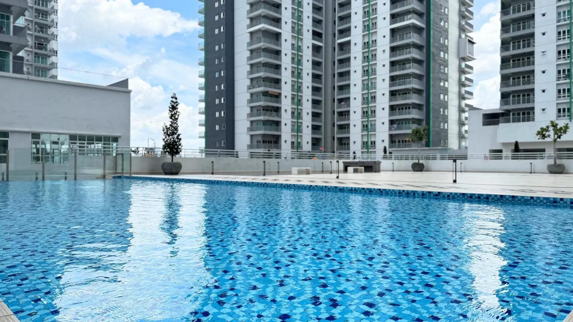 Salak Selatan Pool View With Wifi & Netflix 4Pax Apartment Kuala Lumpur