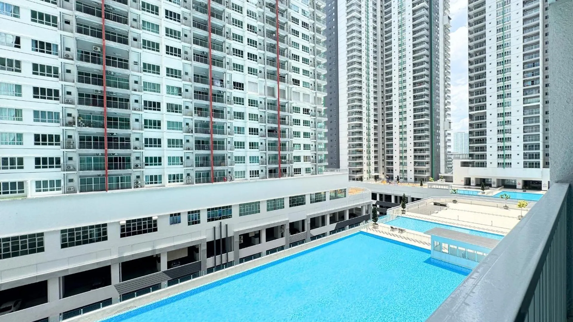 Salak Selatan Pool View With Wifi & Netflix 4Pax Apartment Kuala Lumpur 0*,  Malaysia